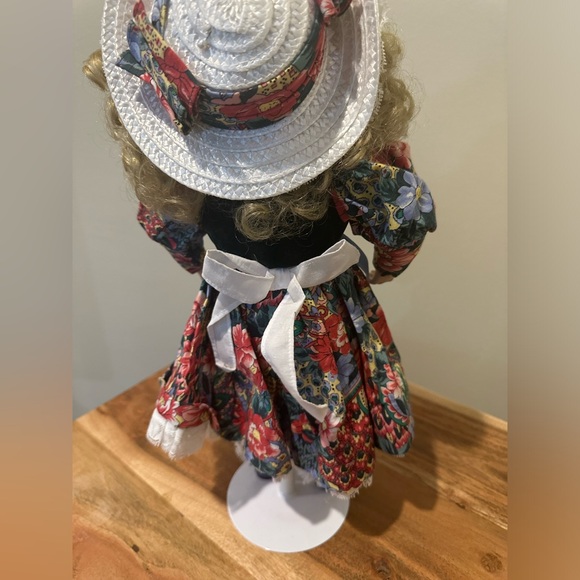 1990’s - 14” Paradise Galleries Porcelain Doll - Picture 5 of 5